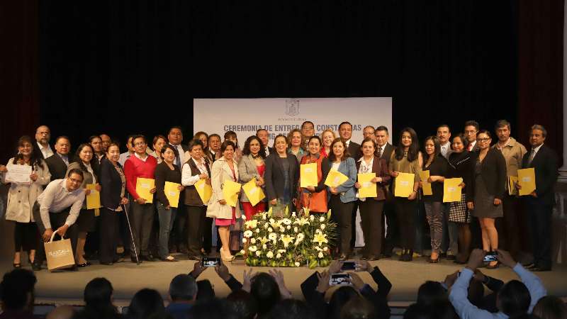 Entrega oficialía mayor constancias a trabajadores de dependencia