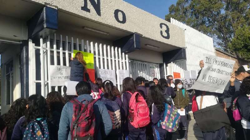 Denuncian alumnos de Cbtis 3 irregularidades, cierran escuela