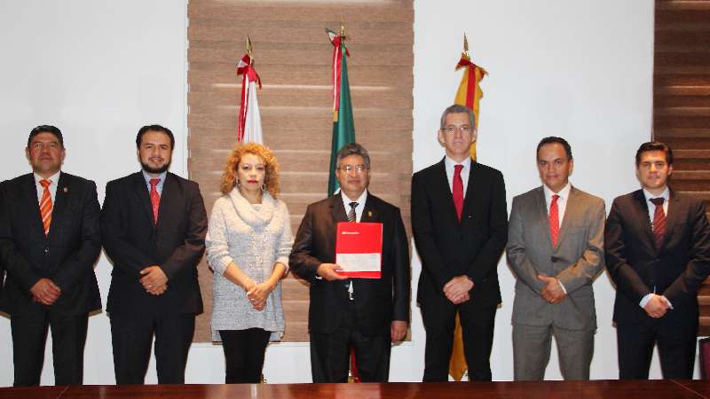 Recibió UAT becas por parte de Banco Santander