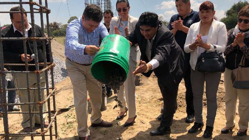 Inicia construcción de empresa en Cuaxomulco