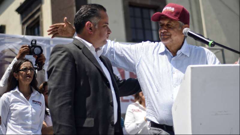 Obrador ficha al exfiscal despedido por Peña Nieto