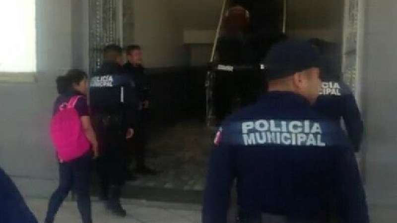 Policías de Zacatelco se manifiestan, quieren fuera a subdirector