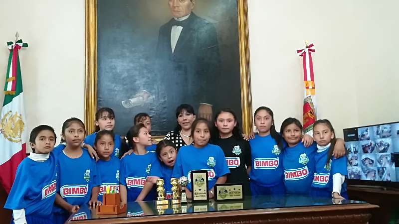 Reconoce Anabell Ávalos a campeonas regionales de futbolito Bimbo