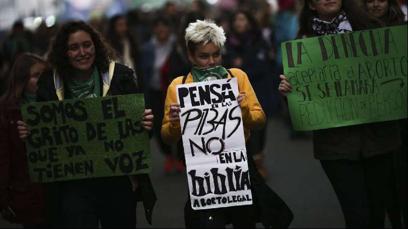 Argentina vota dividida la despenalización del aborto