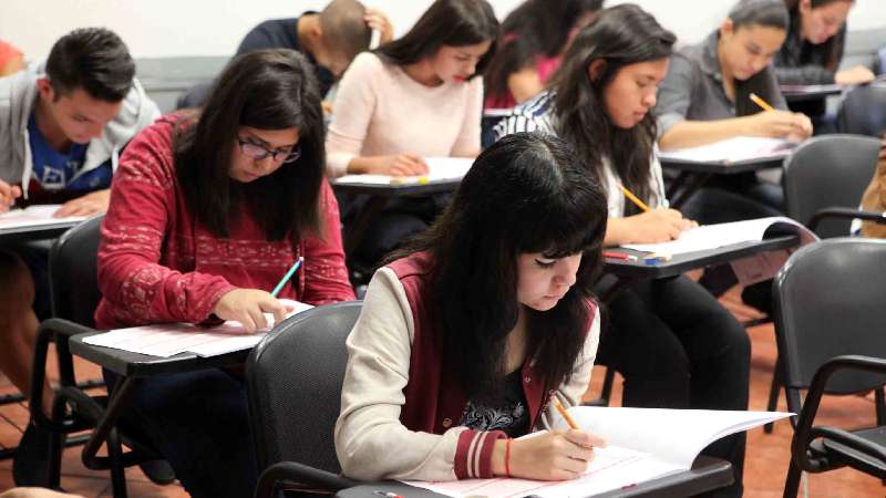 Pagan por derecho a examen y les cierran la puerta