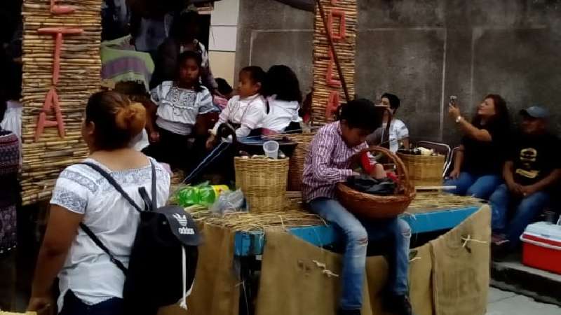 En ambiente familiar se lleva a cabo el desfile de feria Ixtenco