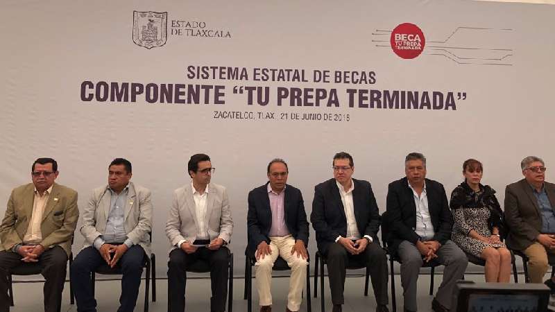 Entregan becas a  casi 4 mil jóvenes