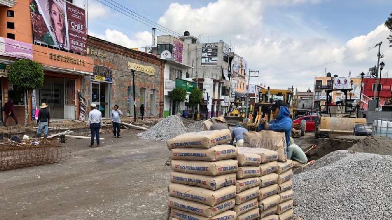 Afecta rehabilitación de calle a comerciantes en Zacatelco 