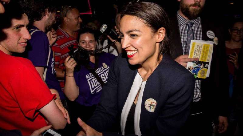 Una joven latina gana las primarias demócratas de Nueva York