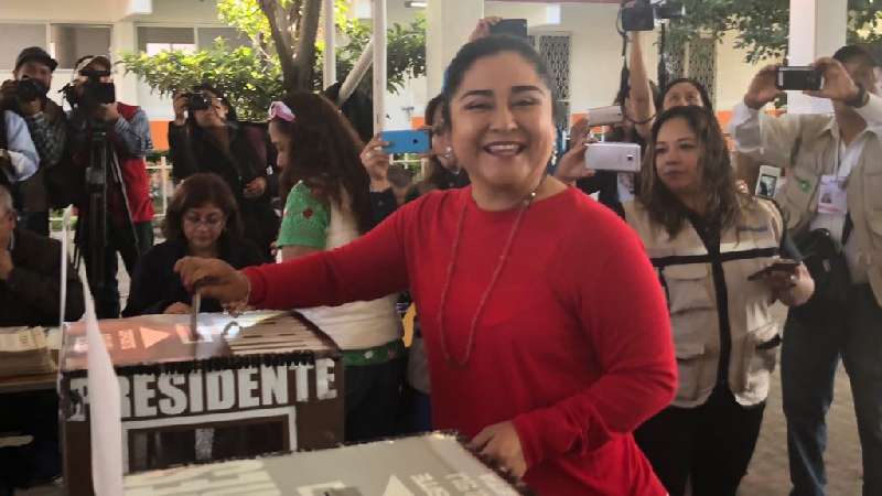 Emitió Anabel Alvarado su voto esta mañana en la capital