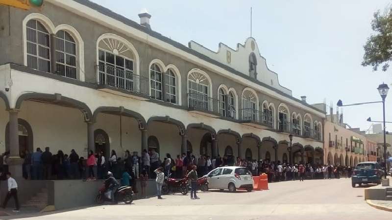 Media hora para votar como mínimo por alta afluencia