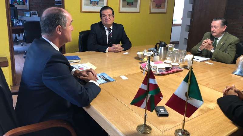 Sostiene reunión edil de Huamantla con el delegado del país Vasco
