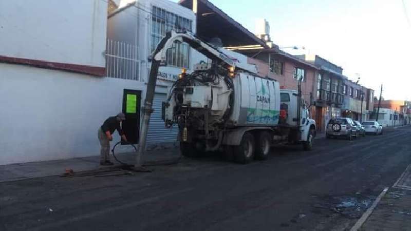 Trabajos de desazolve en las calles Lira y Ortega