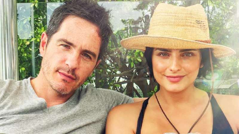 Tras discusión, Mauricio Ochmann exhibe a su esposa