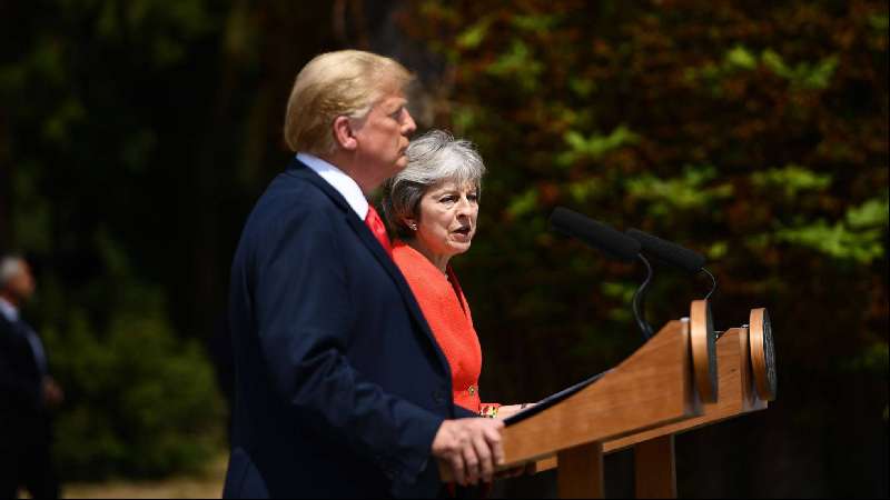 Trump culpa a la prensa para intentar zanjar la tensión con May