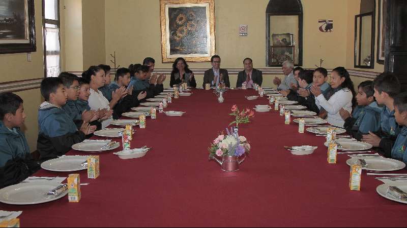 Felicita secretario de educación a alumnos ganadores