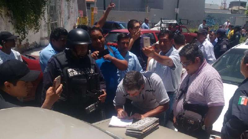 Les quitan placas a transportistas y ellos cierran carretera