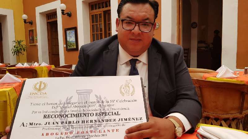 Reconocen a abogado tlaxcalteca