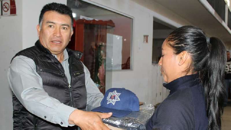 En Tocatlan se entregaron uniformes a la policía municipal