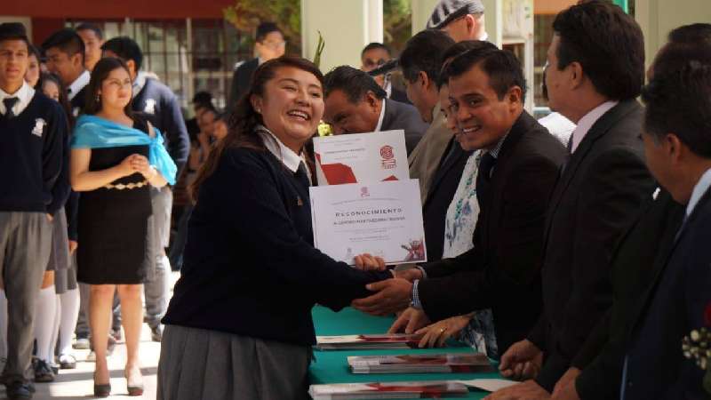 Presidente de Cuapiaxtla felicita a egresados de Cobat