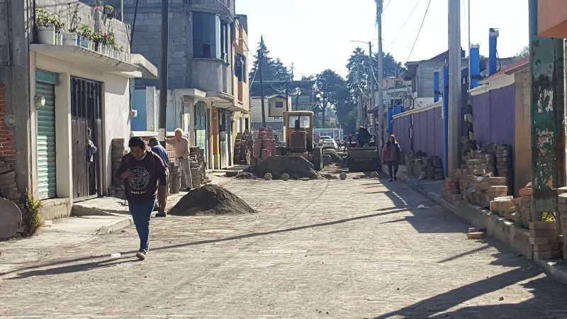 Supervisa alcaldesa de Tlaxcala obra en calle Álamos de Ocotlán