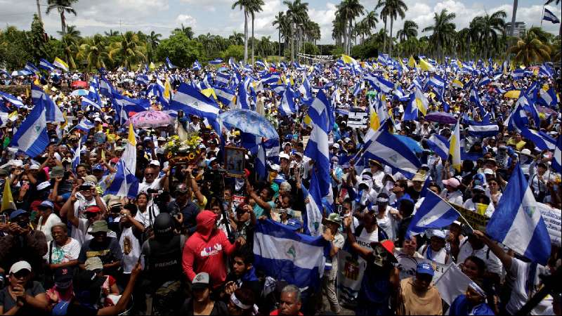 Masiva manifestación en Nicaragua a favor de los obispos