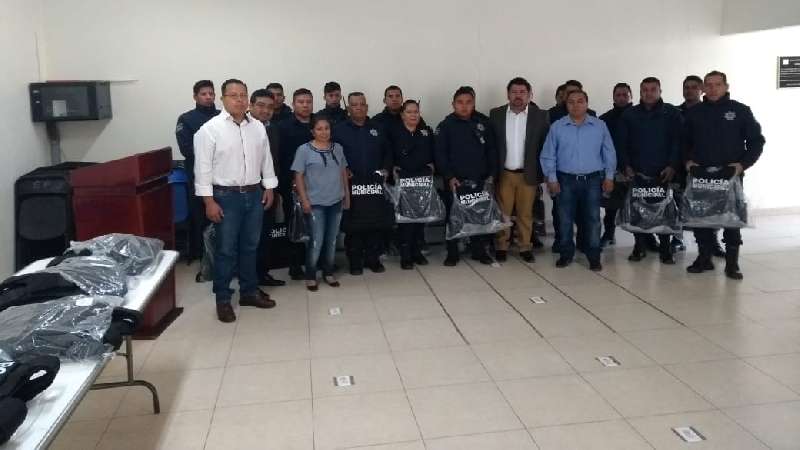 Elementos de Seguridad de Tepetitla reciben chalecos antibalas