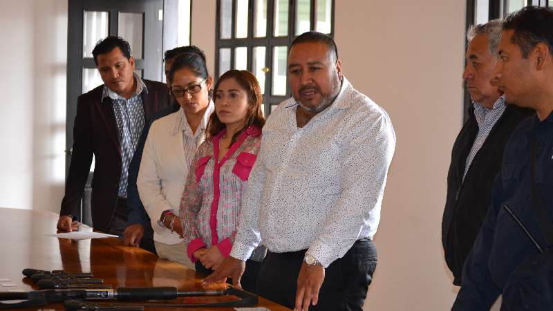 Entrega alcalde  de Xicohtzinco armas a policías municipales