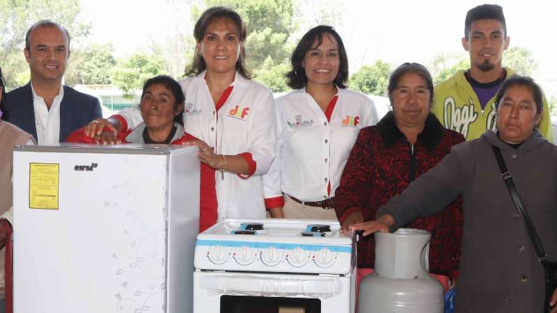 Entrega Sandra Chávez 100 equipamientos de cocinas rurales