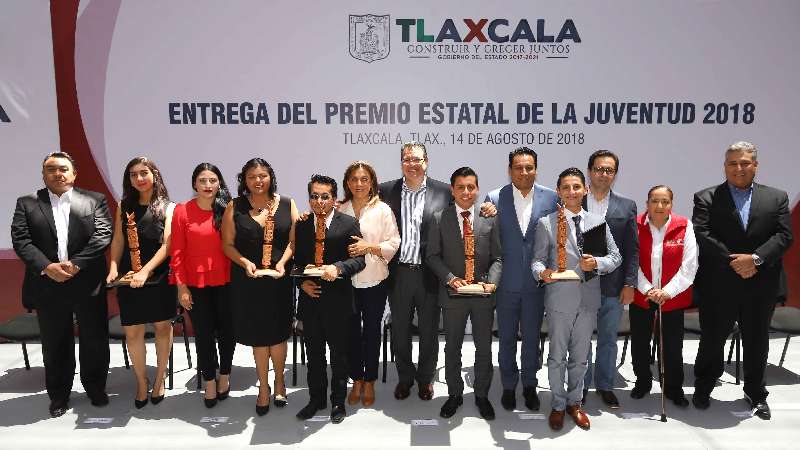 Entrega Marco Mena premio estatal de la juventud 2018