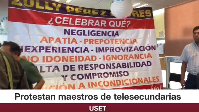 Protestan maestros de telesecundaria