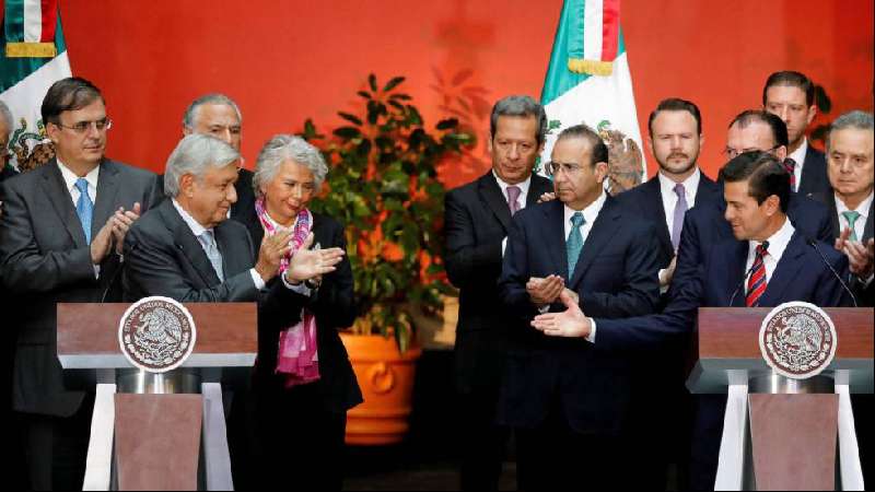 Obrador insiste ante Peña en que cancelará la reforma educativa