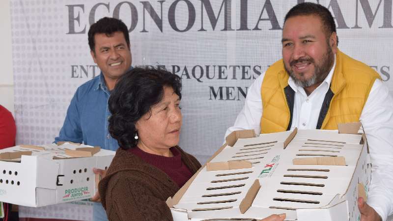 Badillo Jaramillo entrega 102 paquetes de aves de traspatio