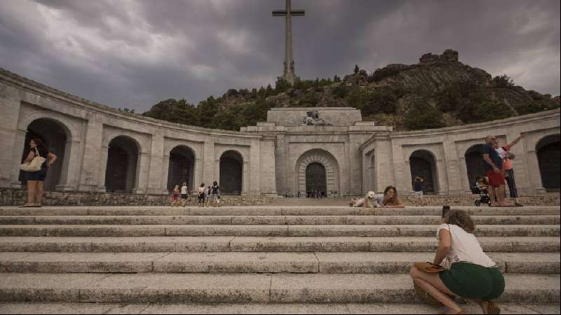 El Gobierno inicia el proceso para exhumar a Franco