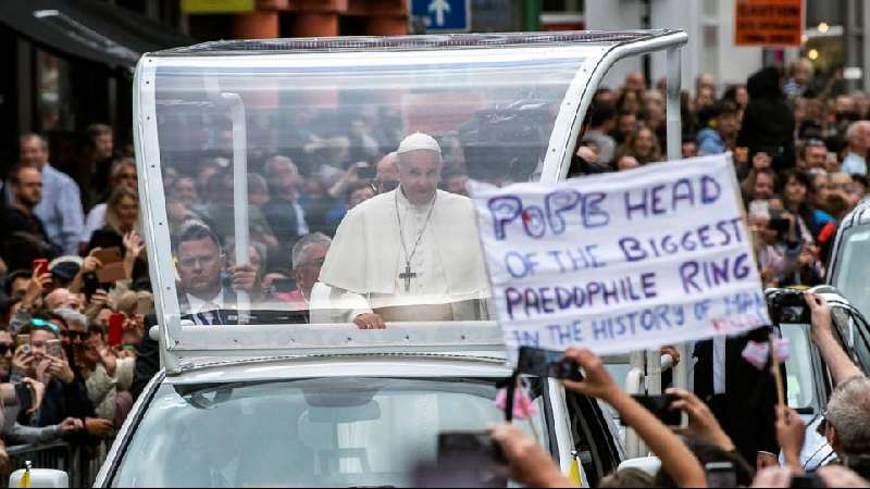 Un ex alto cargo del Vaticano acusa al Papa de encubrir abusos