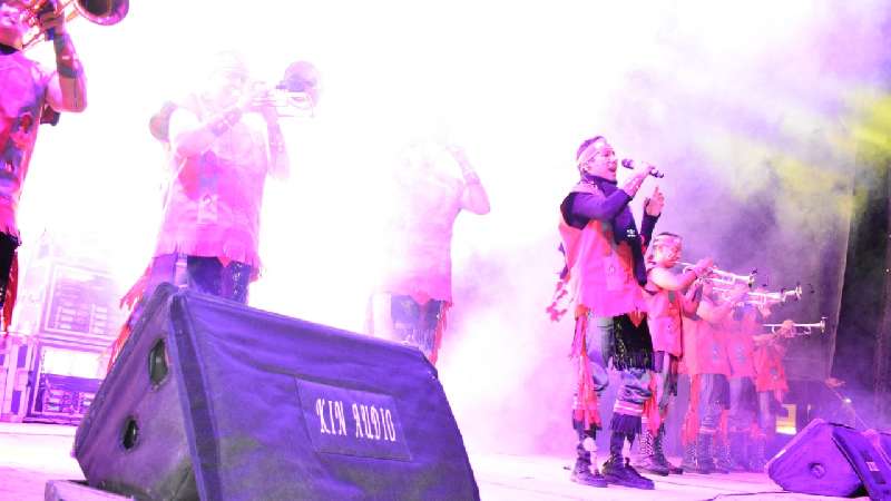 Exitoso baile de  Raymix y Cuisillos en la feria de Teolocholco