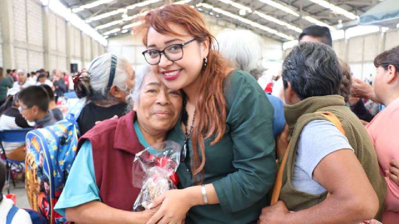 Celebran a más de  800 abuelitos de Xicothzinco en su día