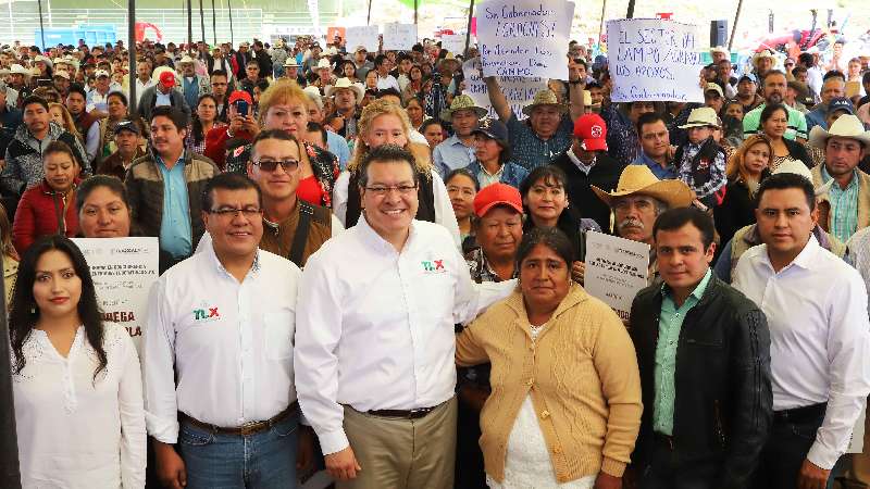 Marco Mena entrega apoyos a familias del campo por 38.7 mdp