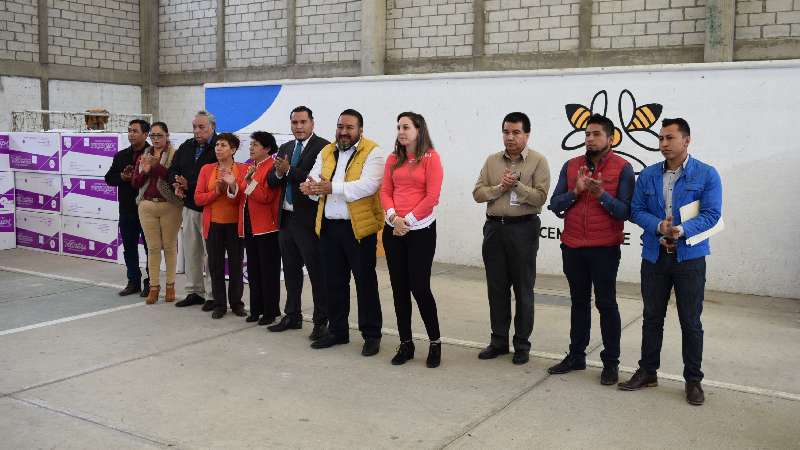 Badillo Jaramillo entrega 120 calentadores solares en Xicohtzinco