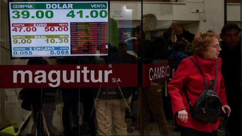 Argentina sube la tasa de interés al 60% para frenar el desplome