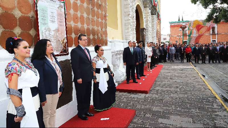 Encabeza Mena colocación de bandos solemnes de fiestas patrias