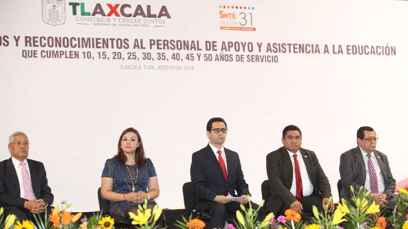 Preside MCH entrega de estímulos a personal de apoyo y asistencia