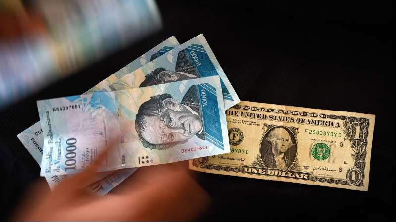 El Gobierno de Maduro autoriza la compra y la venta de divisas