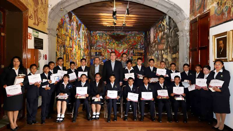 Reconoce Mena a ganadores de olimpiada del conocimiento