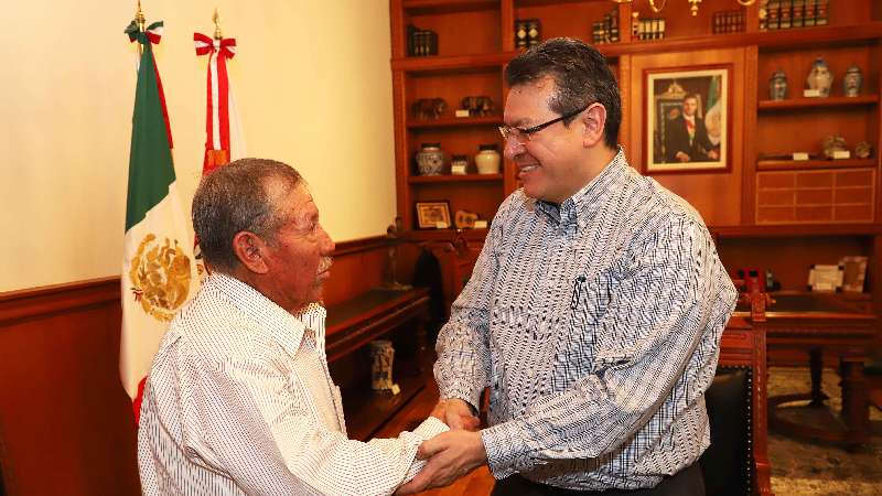 Reconoce Mena a don José por terminar la secundaria a los 84 años