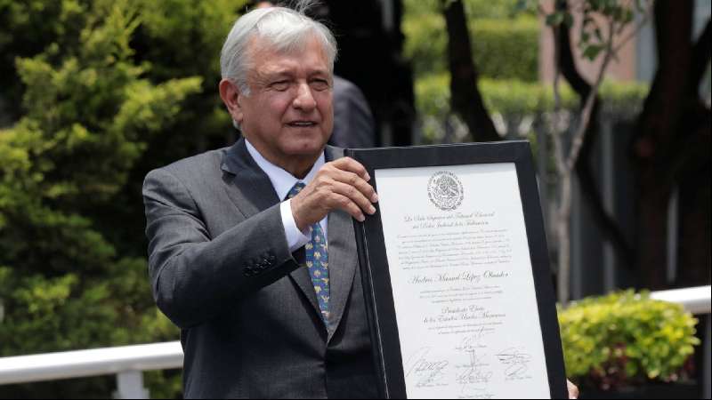 López Obrador recibe la constancia de presidente electo de México
