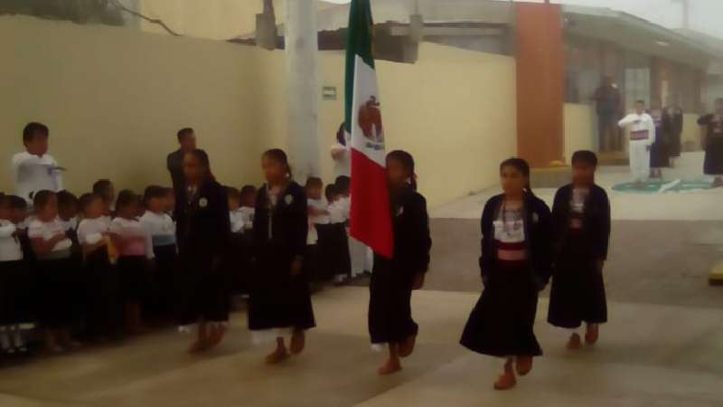 Escuela primaria indígena de Ixtenco presente en el calendario