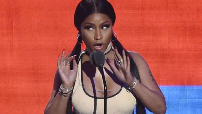 Vestuario traiciona a Nicki Minaj en pleno concierto 