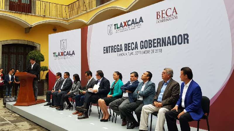 Beneficia gobierno a 28 estudiantes con becas para el extranjero 