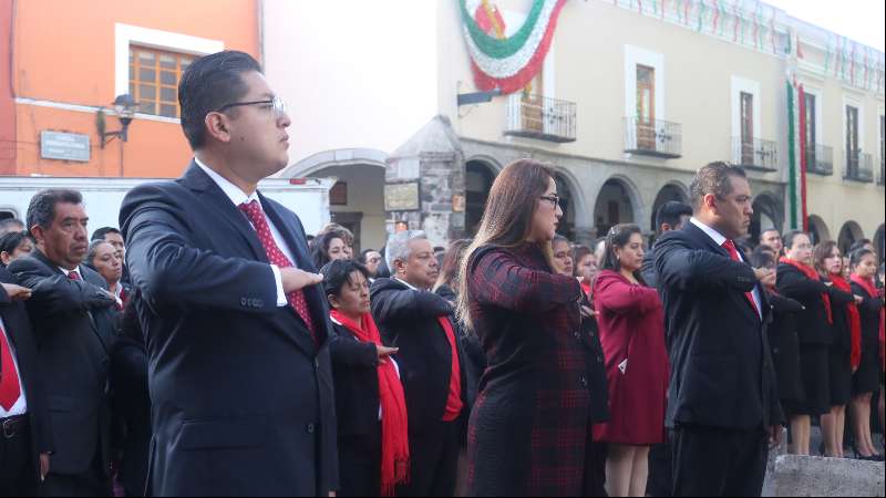 La administración de Chiautempan iza Bandera nacional